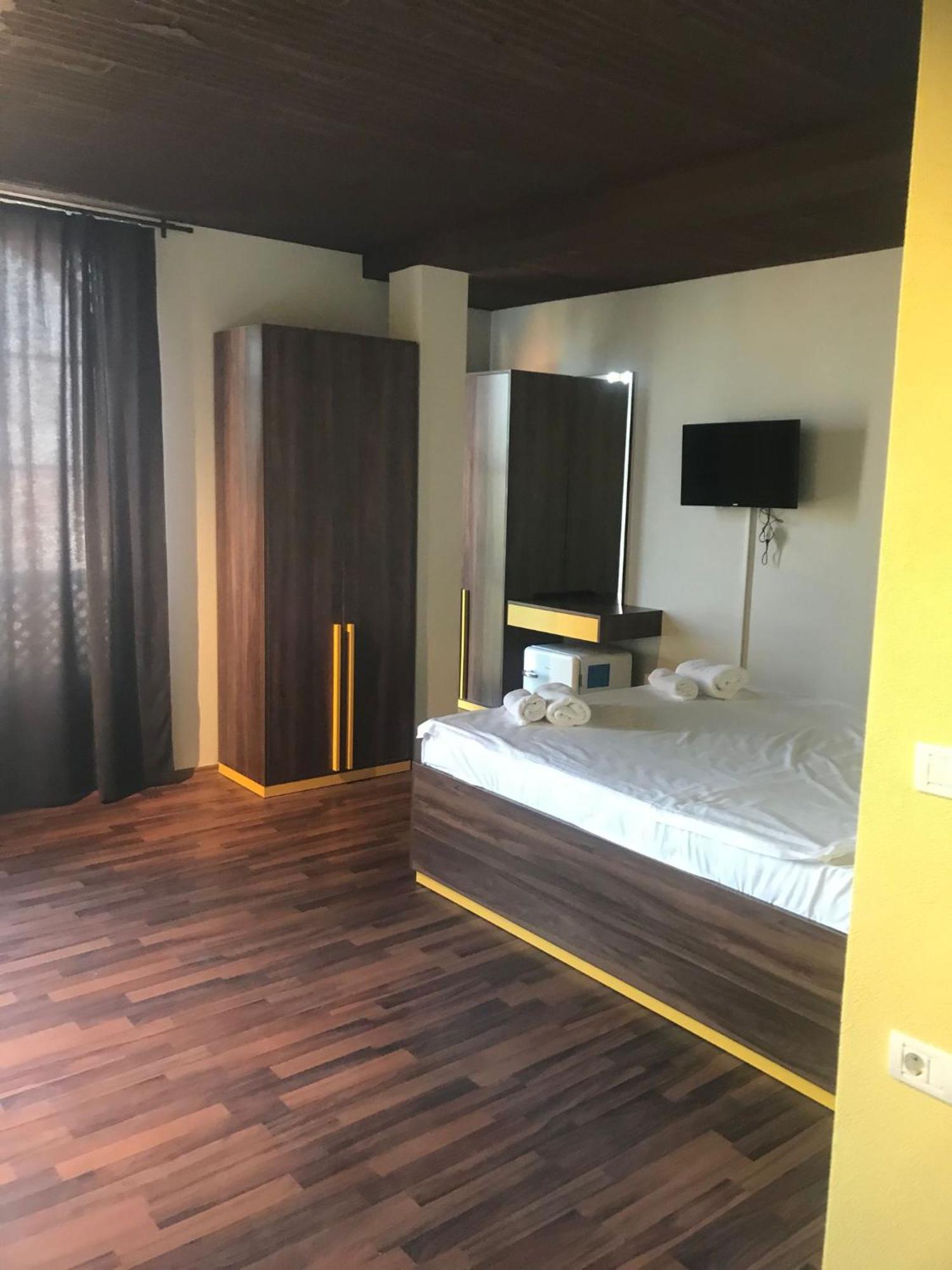 Hotel Hiserra Прізрен Екстер'єр фото